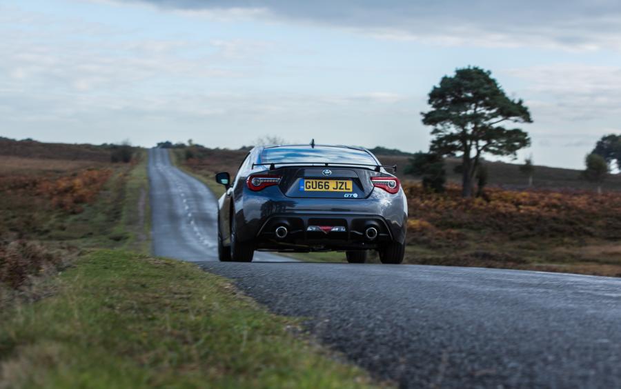  Toyota GT 86 2016 года  (UK) (фото 11 из 31)